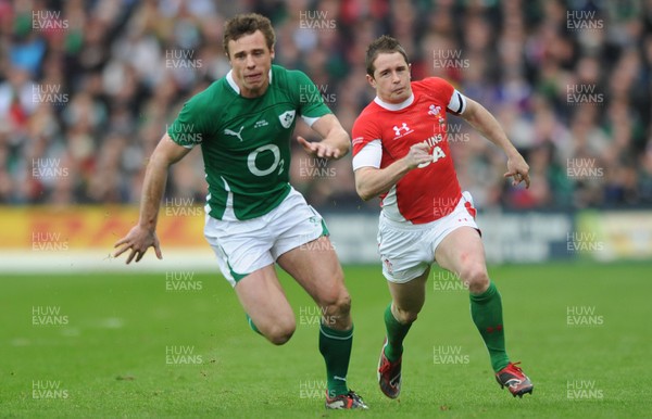 13.03.10 - Ireland v Wales - RBS Six Nations 2010 - Shane Williams of Wales takes on Tommy Bowe of Ireland. 