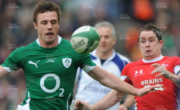 13.03.10 - Ireland v Wales - RBS Six Nations 2010 - Shane Williams of Wales takes on Tommy Bowe of Ireland. 