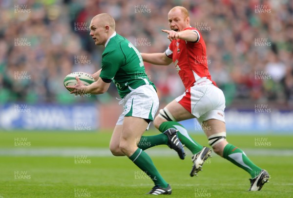 13.03.10 - Ireland v Wales - RBS Six Nations 2010 - Keith Earls of Ireland gets past Martyn Williams of Wales. 