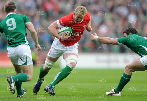 13.03.10 - Ireland v Wales - RBS Six Nations 2010 - Bradley Davies of Wales takes on Tomas O'Leary and David Wallace of Ireland. 