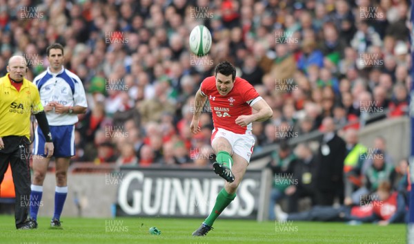 13.03.10 - Ireland v Wales - RBS Six Nations 2010 - Stephen Jones of Wales converts a penalty. 