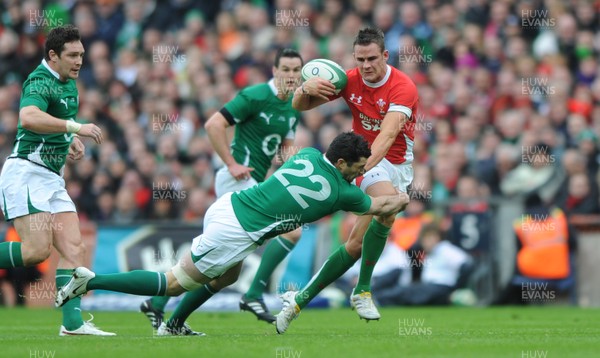 13.03.10 - Ireland v Wales - RBS Six Nations 2010 - Lee Byrne of Wales takes on Rob Kearney of Ireland. 