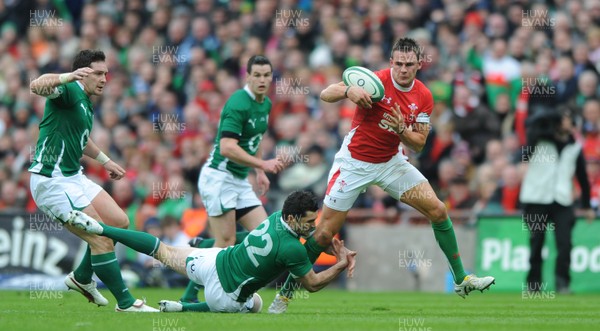 13.03.10 - Ireland v Wales - RBS Six Nations 2010 - Lee Byrne of Wales takes on Rob Kearney of Ireland. 