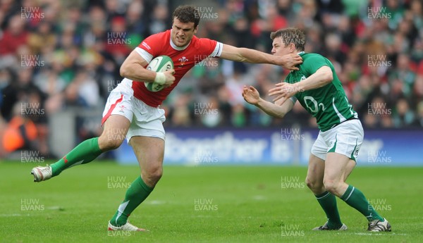 13.03.10 - Ireland v Wales - RBS Six Nations 2010 - Jamie Roberts of Wales takes on Brian O'Driscoll of Ireland. 