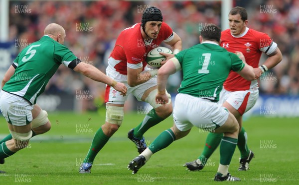 13.03.10 - Ireland v Wales - RBS Six Nations 2010 - Luke Charteris of Wales takes on Paul O'Connell and Cian Healy of Ireland. 