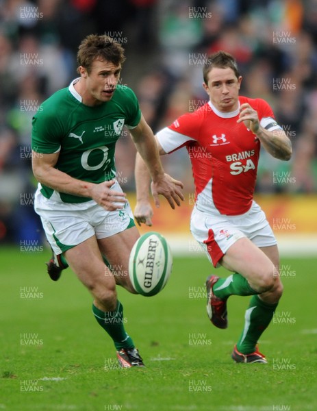 13.03.10 - Ireland v Wales - RBS Six Nations 2010 - Tommy Bowe of Ireland and Shane Williams of Wales compete. 