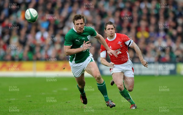 13.03.10 - Ireland v Wales - RBS Six Nations 2010 - Tommy Bowe of Ireland and Shane Williams of Wales compete. 