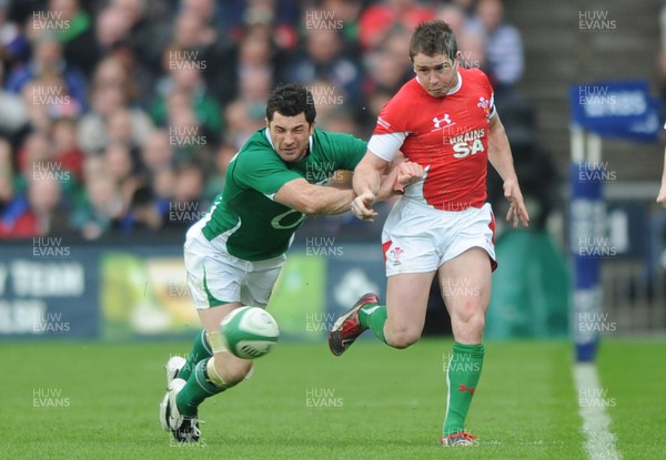 13.03.10 - Ireland v Wales - RBS Six Nations 2010 - Shane Williams of Wales is tackled by Rob Kearney of Ireland 