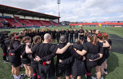 130424 - Ireland  v Wales, Guinness Women’s 6 Nations - The Wales team huddle together as they take a look at the ground after they arrive at the stadium