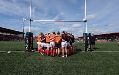 130424 - Ireland  v Wales, Guinness Women’s 6 Nations - The Wales team huddle together during warm up