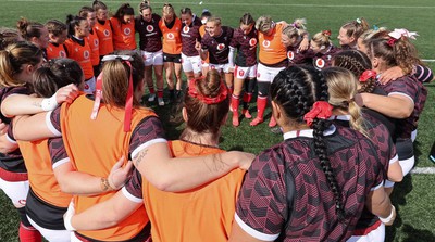 130424 - Ireland  v Wales, Guinness Women’s 6 Nations - Wales Captain Hannah Jones, centre top, speaks to her players during warm up