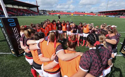 130424 - Ireland  v Wales, Guinness Women’s 6 Nations - Wales Captain Hannah Jones, centre top, speaks to her players during warm up