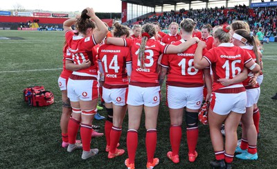 130424 - Ireland  v Wales, Guinness Women’s 6 Nations - The Wales team huddle up at the end of the match