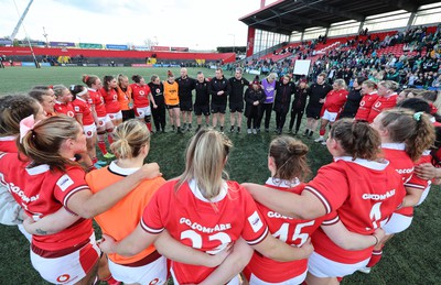 130424 - Ireland  v Wales, Guinness Women’s 6 Nations - Ioan Cunningham, Wales Women head coach, speaks to the players other at the end of the match