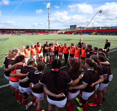 130424 - Ireland  v Wales, Guinness Women’s 6 Nations -The Wales team huddle up ahead of the match