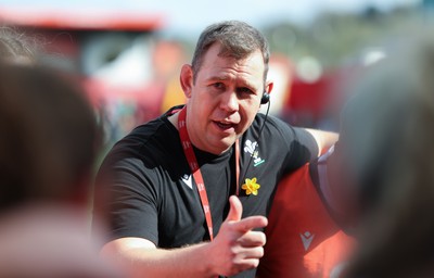 130424 - Ireland  v Wales, Guinness Women’s 6 Nations - Ioan Cunningham, Wales Women head coach, speaks to the players ahead of the match