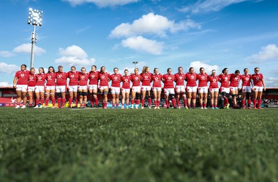 130424 - Ireland  v Wales, Guinness Women’s 6 Nations -The Wales team line up for the anthems at the start of the match