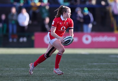 130424 - Ireland  v Wales, Guinness Women’s 6 Nations - Carys Cox of Wales breaks away