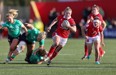 130424 - Ireland  v Wales, Guinness Women’s 6 Nations - Carys Cox of Wales breaks through the Irish defence