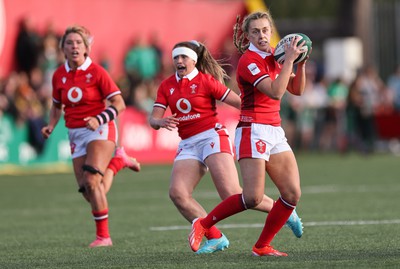 130424 - Ireland  v Wales, Guinness Women’s 6 Nations -Hannah Jones of Wales