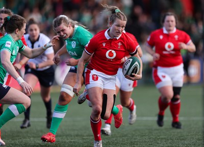 130424 - Ireland  v Wales, Guinness Women’s 6 Nations - Carys Cox of Wales races through to cross the line only for the try to be ruled out 