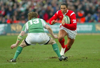 26.02.06..Ireland v Wales, Six Nations Wales' Gavin Henson takes on Brian O'Driscoll 