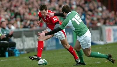 26.02.06  Ireland v Wales, Dublin  Wales Mark Jones kicks through Geordan Murphy.  