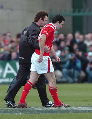 26.02.06  Ireland v Wales, Dublin Stephen Jones leaves the field injured with physio Mark Davies 