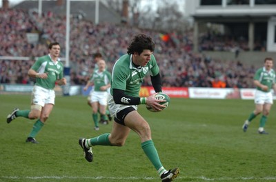 26.02.06  Ireland v Wales, Dublin  Ireland's Shane Horgan scores try  