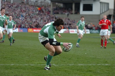 26.02.06  Ireland v Wales, Dublin  Ireland's Shane Horgan scores try  