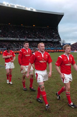 26.02.06  Ireland v Wales, Dublin  Wales players leave the field dejected.  