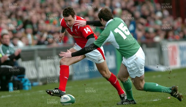 26.02.06  Ireland v Wales, Dublin  Wales Mark Jones kicks through Geordan Murphy.  