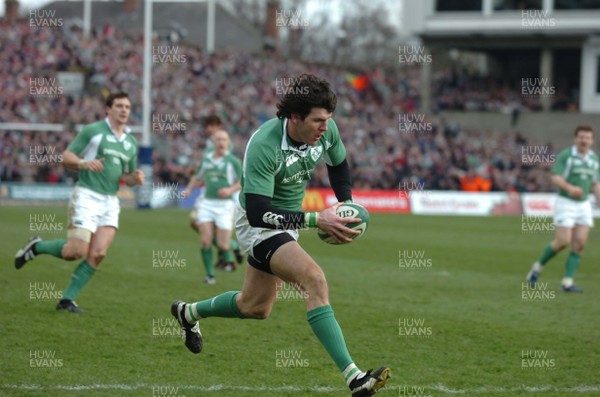 26.02.06  Ireland v Wales, Dublin  Ireland's Shane Horgan scores try  