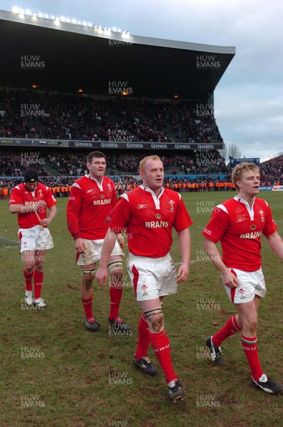 26.02.06  Ireland v Wales, Dublin  Wales players leave the field dejected.  
