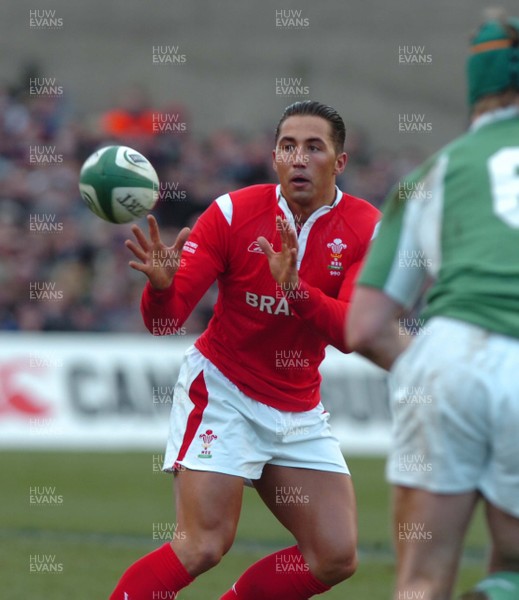 26.02.06  Ireland v Wales, Dublin  Gavin Henson takes the ball.  