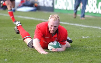 22-02-04. Ireland v Wales.  Wales' Tom Shanklin dives in to score try  