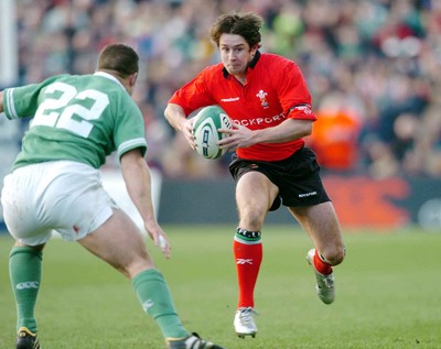 22-02-04. Ireland v Wales.  Wales' Shane Williams tries to get past Kevin Maggs  
