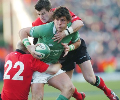 22-02-04. Ireland v Wales.  Wales' Ceri Sweeney and Tom Shanklin get hold of Shane Horgan  
