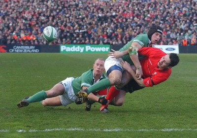 22.02.04  Ireland v Wales  Wales Stephen Jones is tackled by Tyrone Howe and Peter Stringer.  Huw Evans,Cardiff