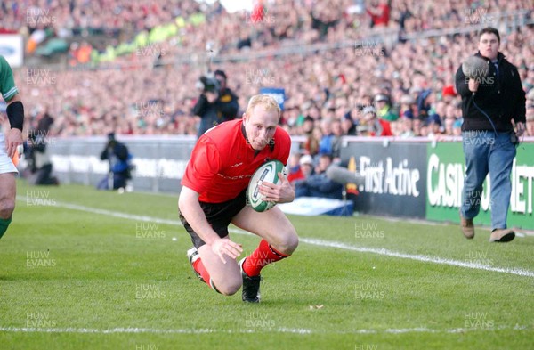22-02-04. Ireland v Wales.  Wales' Tom Shanklin dives in to score try  