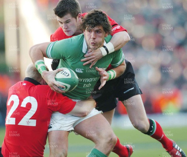 22-02-04. Ireland v Wales.  Wales' Ceri Sweeney and Tom Shanklin get hold of Shane Horgan  