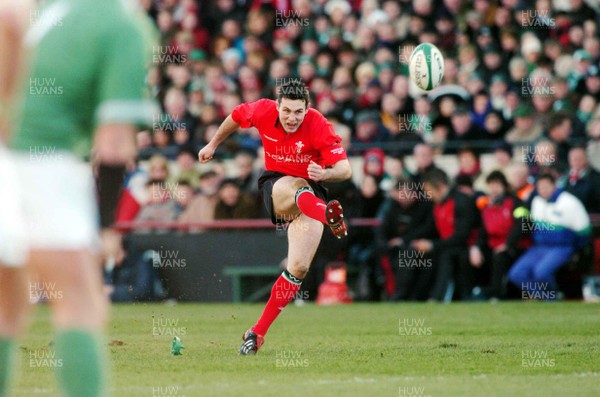 22-02-04. Ireland v Wales.  Wales' Stephen Jones converts penalty  