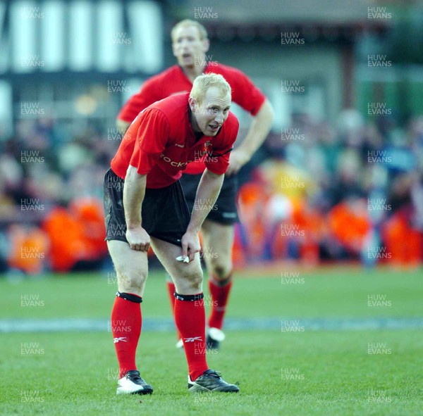 22-02-04. Ireland v Wales.  Dejected Tom Shanklin , flanked by Gareth Thomas at full-time  