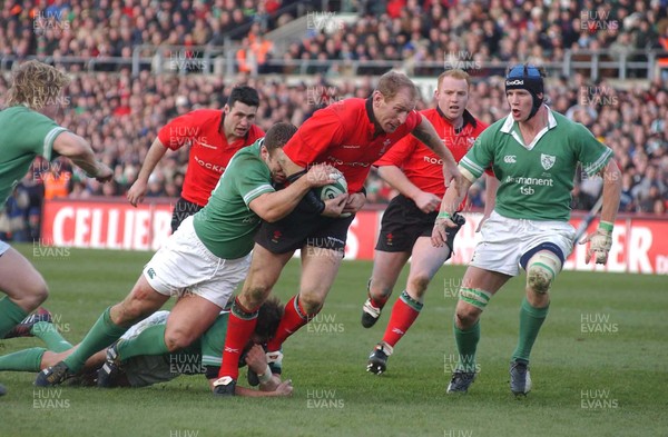 22.02.04  Ireland v Wales  Wales Gareth Thomas is caught by Gordon D'Arcy  Huw Evans,Cardiff