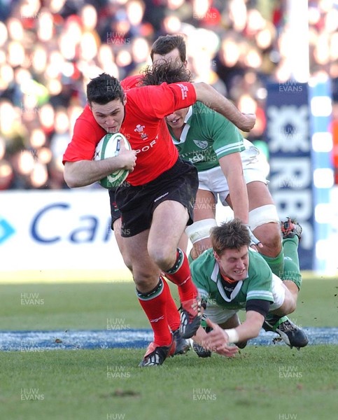 22.02.04  Ireland v Wales  Wales Stephen Jones beats tackle by Ronan O'Gara  Huw Evans,Cardiff