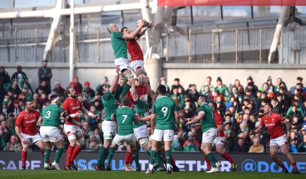 240218 - Ireland v Wales - NatWest 6 Nations 2018 - Devin Toner of Ireland and Aaron Shingler of Wales compete for line out ball