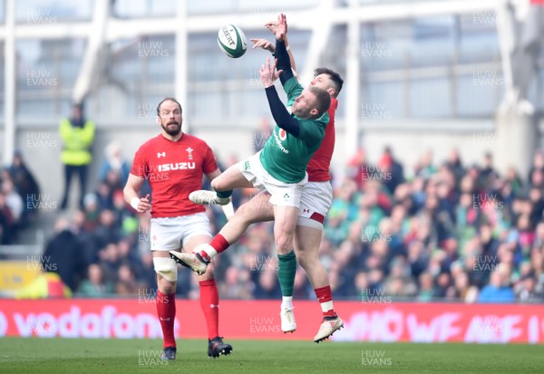 240218 - Ireland v Wales - NatWest 6 Nations 2018 - Steff Evans of Wales and Keith Earls of Ireland compete for high ball