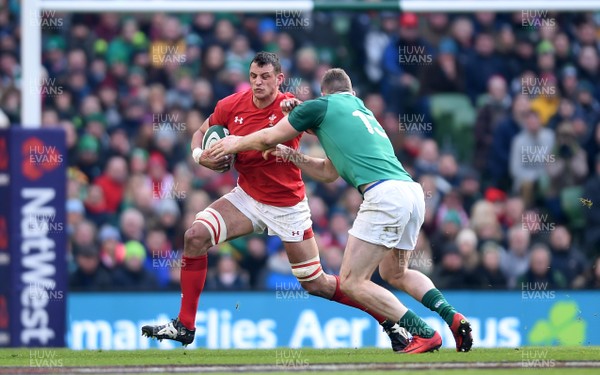 240218 - Ireland v Wales - NatWest 6 Nations 2018 - Aaron Shingler of Wales takes on Chris Farrell of Ireland