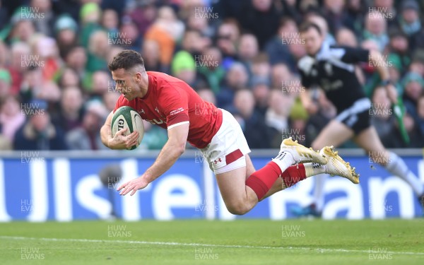 240218 - Ireland v Wales - NatWest 6 Nations 2018 - Gareth Davies of Wales scores try