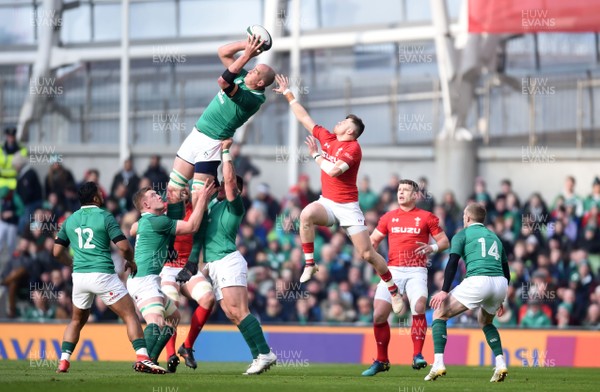 240218 - Ireland v Wales - NatWest 6 Nations 2018 - Devin Toner of Ireland beats Steff Evans of Wales to high ball